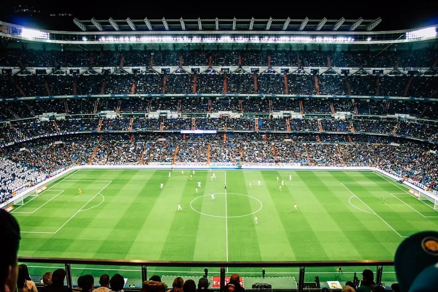 IPTV La Liga y canales de club — guía para aficionados Estadio de noche — La Liga IPTV